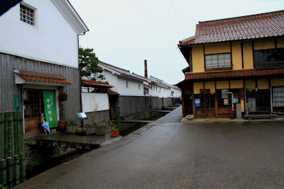 白壁土蔵群 赤壁
