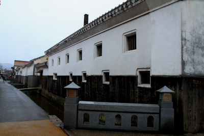 白壁土蔵群 赤壁