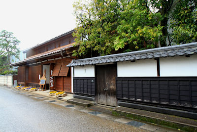 白壁土蔵群 赤壁