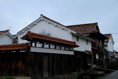 白壁土蔵群 赤壁