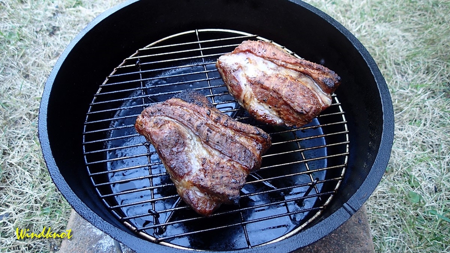 ダッチオーブンで焼き芋とローストポーク