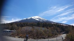 富士山五合目、雪融け進んでいますね、、