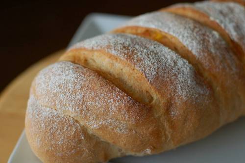 本日のパンは「オレンジピール入り全粒粉パン」