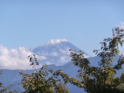 富士山に雪です、そして健康診断と運動会
