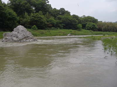 某河川に臨む。