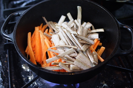 ダッチオーブンで、鶏そぼろキンピラごぼう