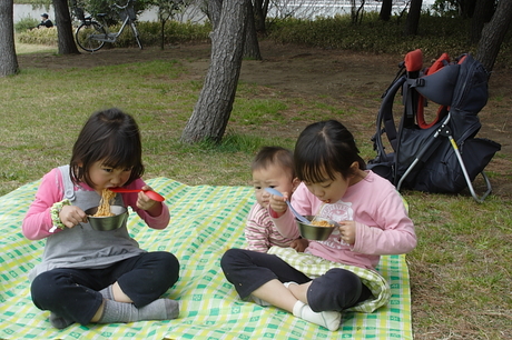 子守りのような…　花見のような…