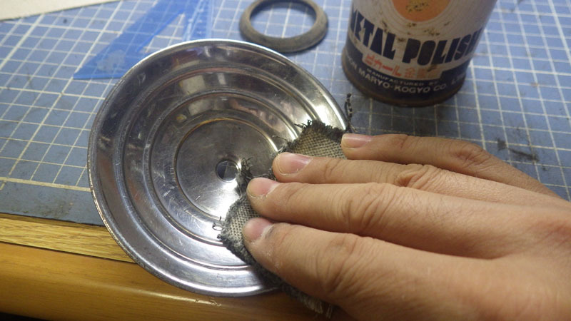 明るさに直接関わるリフレクターを磨き込む